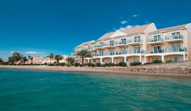 El Gouna tatil köyündeki kanallar, binalar ve tatil köyü ekipmanları. Mısır, Kuzey Afrika