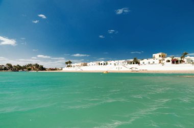 El Gouna tatil köyündeki kanallar, binalar ve tatil köyü ekipmanları. Mısır, Kuzey Afrika