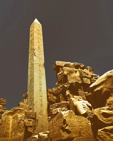 Oude Obelisk Met Hiërogliefen Karnak Tempel Egypte Luxor — Stockfoto