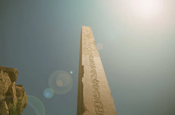 Oude Obelisk Met Hiërogliefen Karnak Tempel Egypte Luxor — Stockfoto