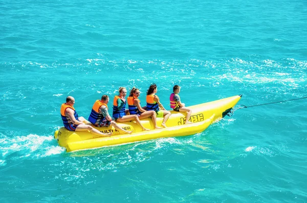 Gouna Egypt Dubna 2015 Mořská Atrakce Šťastní Lidé Nafukovací Vodní — Stock fotografie