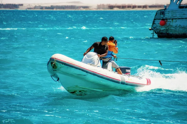 El Gouna / Egipto - 11 de abril de 2015: Atracción marítima, gente feliz ri —  Fotos de Stock