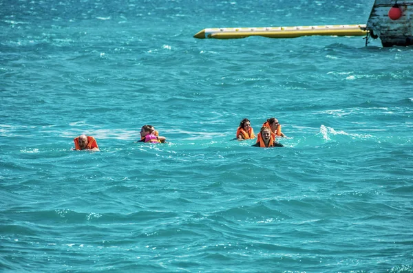 El Gouna/Egypt - April 11, 2015: Unidentified tourists in the wa — Stock Photo, Image