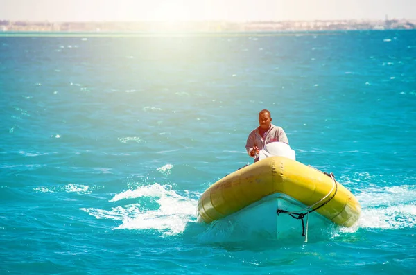 El Gouna / Egypt - 11. dubna 2015: Neidentifikovaní turisté na wa — Stock fotografie