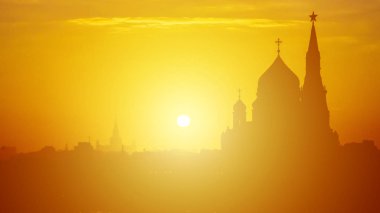 Moskova Kremlin ve Moskova Nehri 'nin gün batımı manzarası Rusya' da. Moskova mimarisi ve simgesi, Moskova şehir manzarası