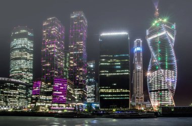 Moskova Uluslararası İş Merkezi 'nin gece görüşü