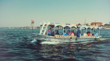 Luxor / Mısır - 8 Nisan 2015: Nil Nehri 'nden geçen turist botu