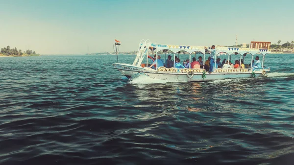 Luxor Ägypten April 2015 Touristenboot Überquert Den Nil — Stockfoto