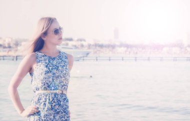 Genç kız Sharm el-Sheikh, Mısır 'da tatilde.