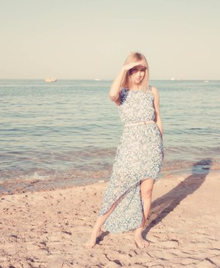 Genç kız Sharm el-Sheikh, Mısır 'da tatilde.