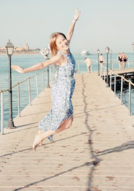 Genç kız Sharm el-Sheikh, Mısır 'da tatilde.