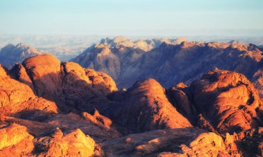 Mısır 'daki Sina Yarımadası' nda Musa Dağı 'nın tepesinde gün doğumu