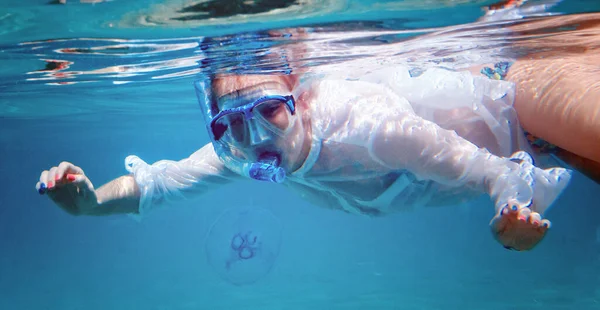 戴着潜水面罩的快乐女孩和热带鱼一起在珊瑚礁的游泳池里潜水 旅游生活方式 水上运动 户外活动 带孩子在家庭暑假海滩上的游泳课 — 图库照片