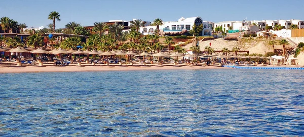 Chaise Lounge Sombrillas Playa Contra Cielo Azul Mar Egipto Sharm —  Fotos de Stock