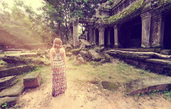 Jovem Mulher Prohm Angkor Siem Reap Camboja — Fotografia de Stock
