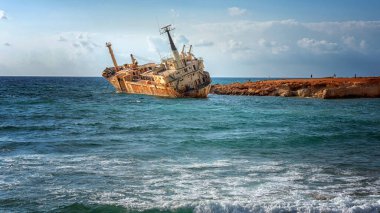 Kıbrıs, Paphos. Gemi enkazı. Gemi kıyı kayalarına çarptı. Akdeniz kıyısındaki paslı gemi. Kıbrıs 'ın turistik merkezleri.