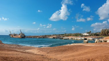 Kıbrıs, Paphos. Gemi enkazı. Gemi kıyı kayalarına çarptı. Akdeniz kıyısındaki paslı gemi. Kıbrıs 'ın turistik merkezleri.