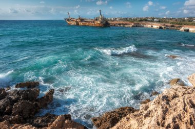 Kıbrıs, Paphos. Gemi enkazı. Gemi kıyı kayalarına çarptı. Akdeniz kıyısındaki paslı gemi. Kıbrıs 'ın turistik merkezleri.