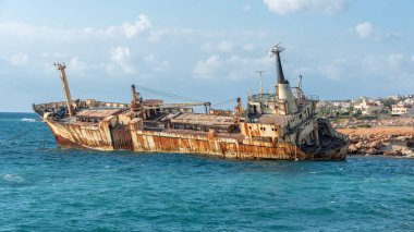 Kıbrıs, Paphos. Gemi enkazı. Gemi kıyı kayalarına çarptı. Akdeniz kıyısındaki paslı gemi. Kıbrıs 'ın turistik merkezleri.