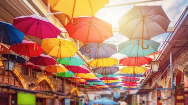 Limasol, Kıbrıs - 10.10.2019: Limasol merkez caddesinde şemsiyeler
