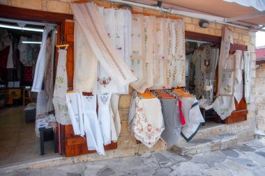 Omodos Kıbrıs. 6 Ekim 2019. Kıbrıs 'ın geleneksel Omodos köyünde bir sokak sahnesi