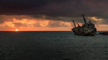 Gemi enkazı (Edro III) Kıbrıs 'ın Paphos kenti yakınlarında gün batımında. Uzun pozlama