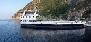 Athos / Yunanistan - 18 Ekim 2019: Ouranopolis 'ten Athos Dağı' na kargo feribotu.