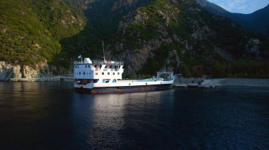 Athos / Yunanistan - 18 Ekim 2019: Ouranopolis 'ten Athos Dağı' na kargo feribotu.