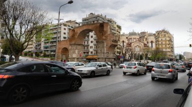 THESSALONIKI, GREECE - 26 Mart 2017: Eski kentteki Ortaçağ Başyargıcı Galerius bugüne kadar korundu. Kemer 298 ila 299 yılda inşa edilmiş.