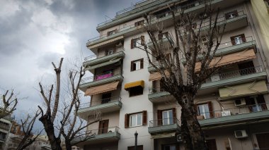 THESSALONIKI, GREECE - 26 Mart 2017: Orta Makedonya 'nın Selanik kentindeki tipik sokak, Yunanistan