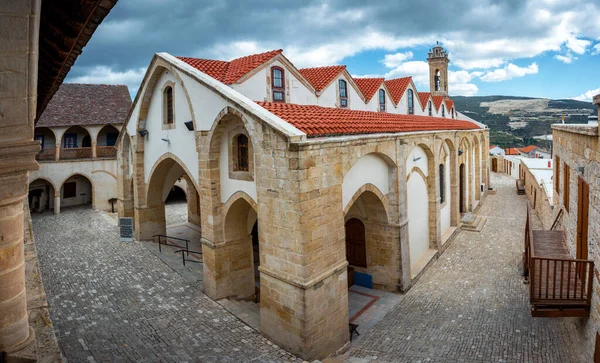Timios Stavros Manastırı, Omodos, Kıbrıs: Manastırın merkezinde ibadet