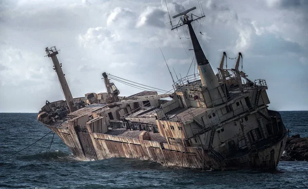 Ciprus Paphos Hajóroncs Hajó Lezuhant Part Menti Sziklákon Rozsdás Hajó — Stock Fotó