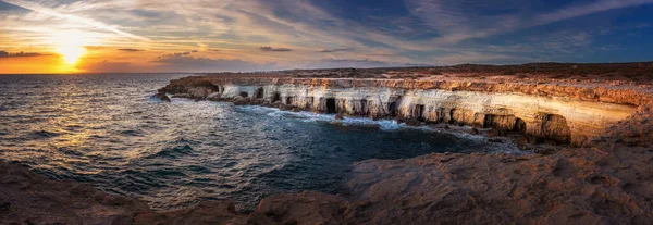 Вид Скелю Морськими Печерами Заході Сонця Мисі Греко Поблизу Напа — стокове фото