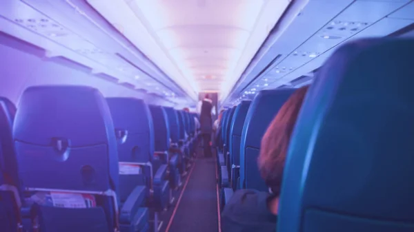 Blauw Interieur Van Het Vliegtuig Met Passagiers Stoelen Stewardess Lopen — Stockfoto