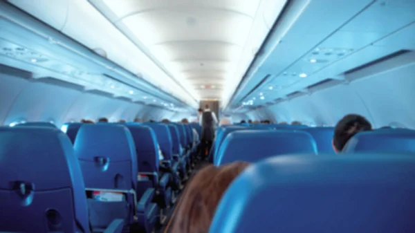 Blured Interior Del Avión Con Pasajeros Asientos Azafata Caminando Por — Foto de Stock