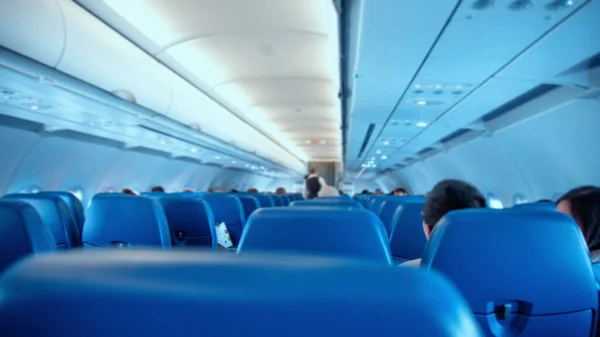 Blured Interior Del Avión Con Pasajeros Asientos Azafata Caminando Por — Foto de Stock