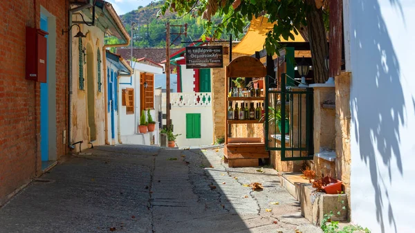 Omodos Kıbrıs. 6 Ekim 2019. Kıbrıs 'ın geleneksel Omodos köyünde bir sokak sahnesi