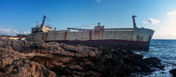 Ciprus Paphos Hajóroncs Hajó Lezuhant Part Menti Sziklákon Rozsdás Hajó — Stock Fotó