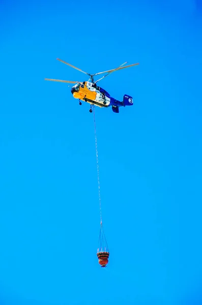 Crete Griechenland Aug Hubschrauber Taucht Eimer Wasser Laden August 2012 — Stockfoto