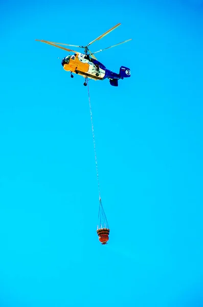 Crete Greece Aug Helicopter Dipping Its Bucket Load Water August — Stock Photo, Image