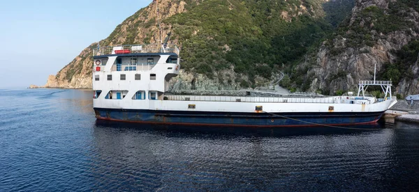 Athos / Yunanistan - 18 Ekim 2019: Ouranopolis 'ten Athos Dağı' na kargo feribotu.