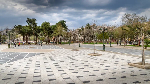THESSALONIKI, GREECE - 26 Mart 2017: Orta Makedonya 'nın Selanik kentindeki tipik sokak, Yunanistan
