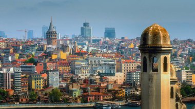 Türkiye 'de 14. yüzyıl kent simgesi Galata Kulesi ile İstanbul şehir merkezi.