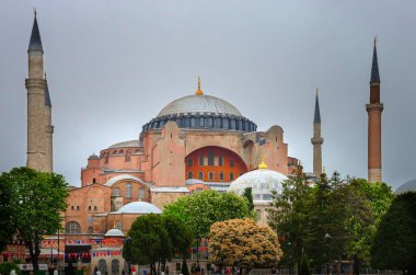 İstanbul, Türkiye - 5 Mayıs 2018: Yağmurlu bir günde Ayasofya. Bir diğer popüler turizm merkezi olan Mavi Cami 'nin yanında yer almaktadır..