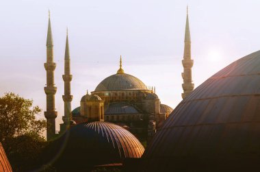 Mavi Cami veya Sultan Ahmed Camii, eski Ortodoks ataerkil bazilikası (kilise), daha sonra cami ve şimdi de İstanbul, Türkiye 'de bir müze olan Ayasofya' nın penceresinden görülüyor..