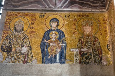 STANBUL, TURKEY - 30 Nisan 2018: İmparator II. John Comnenus, İsa ve İmparatoriçe Irene ile Bakire Meryem - Bizans mozaiği Ayasofya Kubbesi 'nde. Comnenus mozaiği 1122 yılından kalma..