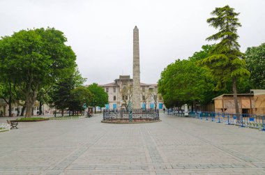 İstanbul, Sultanahmet / Türkiye - 05-05-2018: İstanbul, Türkiye 'deki Sultanahmet Meydanı' nda hiyerogliflerle birlikte Theodosius 'un Obelisk' i. İstanbul 'da Antik Mısır Dikili Taşı