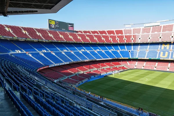 BARCELONA, SPAIN - CIRCA AUGust 2011: FC Barcelona 'nın resmi oyun alanı olan Nou Kampı Stadyumu