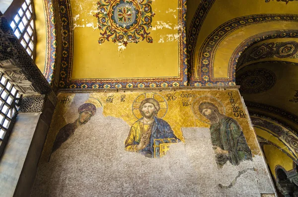 İstanbul, Türkiye 30 Nisan 2018 'de: Eski kilisede bir Bizans mozaiği Ayasofya Ayasofya' da İsa Mesih 'in solda, Vaftizci Yahya' nın sağda olduğu Hüküm Günü 'nü gösteren bir mozaik.