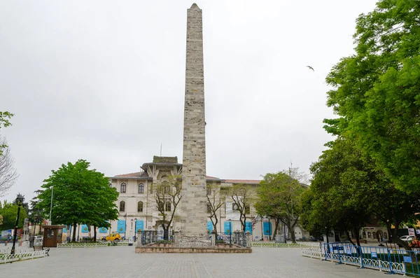 İstanbul, Sultanahmet / Türkiye - 05-05-2018: İstanbul, Türkiye 'deki Sultanahmet Meydanı' nda hiyerogliflerle birlikte Theodosius 'un Obelisk' i. İstanbul 'da Antik Mısır Dikili Taşı